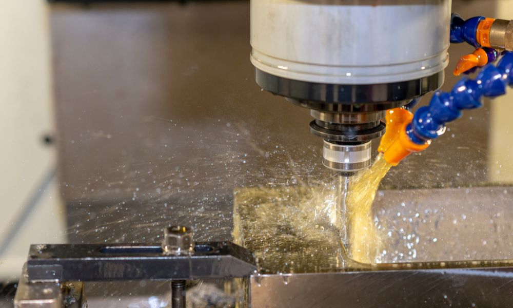 5 Advantages of Using a Metal Cutting Oil