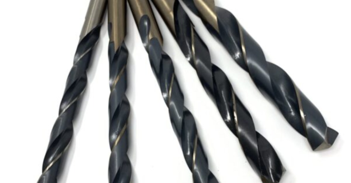 Five larger black twist drill bits fan across a white background, showing different diameters and sharp cutting tips.